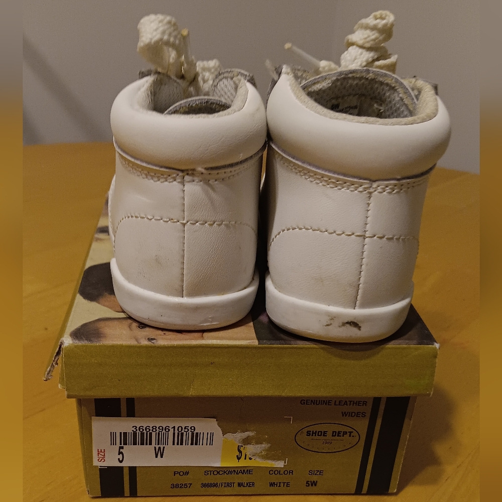 White Unisex Baby Shoes 5 EUC - Picture 3 of 5